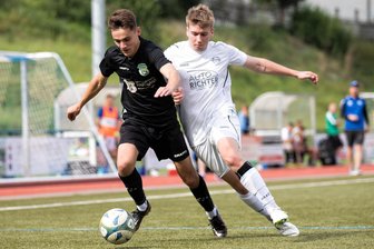 Fußball-Mittelsachsenliga: Spitzenreiter will Pflicht erfüllen - Trotz eines schweren Auftaktprogramms an der Spitze: Barkas Frankenberg, hier mit Finn-Erik Stöcker (r.) gegen Lichtenbergs Dominik Stehr, steht gegen den TSV Falkenau vor einer lösbaren Aufgabe.