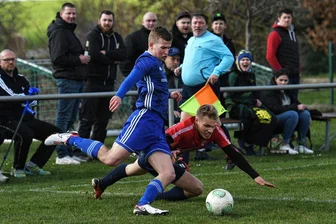 Fußball-Mittelsachsenliga: SSV Königshain-Wiederau dreht gegen TSV Großwaltersdorf/Eppendorf nach der Pause auf - Der SSV Königshain-Wiederau, hier mit Konstantin Lange (l.) im Zweikampf mit Arthus Spielhaus, zeigte sich in der zweiten Halbzeit entschlossener und gewann gegen den TSV Großwaltersdorf/Eppendorf mit 3:1.