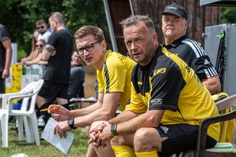 Fußball-Mittelsachsenliga: Trainer des SV Geringswalde schmeißt hin - Toni Vogel, Bertram Fischer und Mannschaftsleiter Frank Kuhrau (v. l.) bildeten erst seit einem halben Jahr das Team an der Seitenlinie beim SV Geringswalde. Nun kehrte Bertram Fischer dem Mittelsachsenligisten überraschend den Rücken. Am Sonntag sind die Geringswalder beim SV Lichtenberg gefordert.