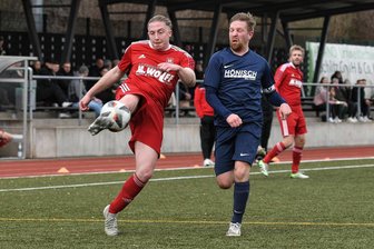 Fußball-Mittelsachsenliga: Viel Tempo und Tore in den Nachholspielen - Der Rochlitzer Richard Hantusch (l.), hier gegen Markus Kühne vom Hartmannsdorfer SV, konnte mit seinem Team am Ende feiern. Durch den 1:0-Erfolg kletterte der BSC auf Platz 6 der Mittelsachsenliga.