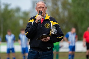 Fußball-Mittelsachsenliga: Zwei Vereine ehren einen Trainer - Harry Seifert ergriff bei seiner Ehrung vor dem Anstoß in Altmittweida selbst das Wort.