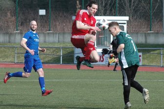 Fußball-Mittelsachsenpokal: Außenseiter wittern ihre Chance - Beim letzten Duell zwischen Auerswalde und Rochlitz im März 2023 war Abstiegskampf pur in der Mittelsachsenliga angesagt. Hier klärt der damalige Auerswalder Keeper Vito Fabrice Grimmer (jetzt BSC Freiberg) gegen Lukas Weigel.