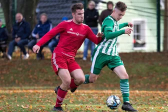 Fußball-Mittelsachsenpokal: Nach der Karnevalsfeier geht es um den Viertelfinaleinzug - Wie man gegen einen ehemaligen Pokalsieger gewinnt, haben die Fußballer des SSV Königshain-Wiederau im Ligaspiel beim TSV Langhennersdorf (1:0) bewiesen. Nun wollen Cian Kirsten (l.) und seine Kollegen auch den TSV Großwaltersdorf/Eppendorf ärgern.