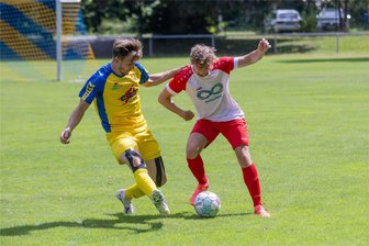 Fußball: Motor Zschopau rast an die Spitze der Kreisliga - Zschopaus Nick Tietz (hier im Pokal gegen Annabergs Niklas Otto) setzte beim 7:0-Kantersieg der BSG Motor gegen Lauterbach den Schlusspunkt.