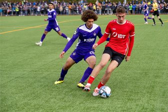Fußball: Nach Pokalkracher folgt der Ligaalltag für Annaberger - Wenige Tage ist es her, da traf der VfB Annaberg – mit Simon Schmiedl (r.), hier gegen Jonah Fabisch – im Sachsenpokal auf den großen FC Erzgebirge Aue Foto: Heiko Neubert