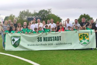 Fußball-Nachwuchs aus dem Vogtland gewinnt Wochenende bei Eintracht Frankfurt - Nicht vollständig, aber voller Elan: Die Mannschaft der SG Neustadt mit ihren Trainern und Eltern im Frankfurter Maxworx Sportpark.
