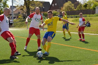 Fußball: Nachwuchsspieler schnürt Viererpack bei Marienberger Kantersieg - Auch in Überzahl können Annabergs Josef Unger und Kurt Seelig (v.l.) Marienbergs Kapitän Tony Frister nicht an der Flanke hindern.