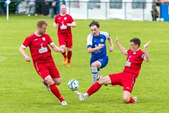 Fußball: Neudorfer setzen ihren Lauf in der Kreisliga fort - Ronny Schmiedel (l.) und Christoph Meyer (r.) versuchen hier, gemeinsam Olbernhaus Melvin Müller zu stoppen.