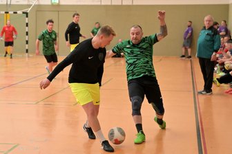 Fußball: Neuling gewinnt in Eibenstocker Auersberghalle - Sieben Teams – darunter der SV Schneeberg mit Tim Mattausch (l.) und die Bolzplatzkrieger Chemnitz mit Daniel Enderlein – traten in Eibenstock beim 34. Freizeitfußball-Turnier an.