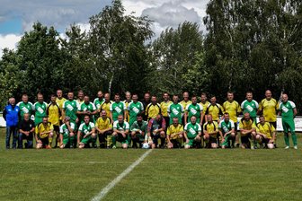 Fußball-Nostalgie in Altmittweida: Finalgegner nach 20 Jahren wieder vereint - Die Kreispokalfinalgegner von damals wieder zusammen auf dem Spielfeld.