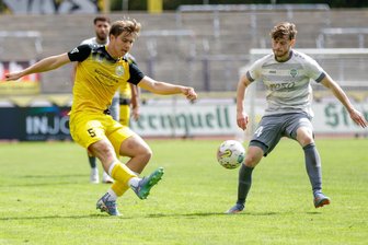 Fußball-Oberliga: 120 Fans feiern mit dem VFC Plauen in Krieschow - Can-Deniz Tanriver (links) und der VFC Plauen haben in der Fußball-Oberliga auch ihr drittes Auswärtsspiel der Saison gewonnen.