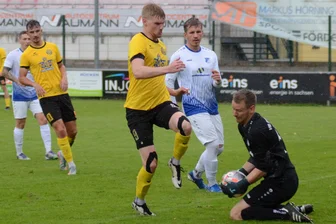 Fußball-Oberliga: Auerbach will zum Heimspiel endlich für gute Stimmung sorgen - Ungenutzte Chance: Auerbachs Torschütze Cedric Graf kommt hier einen Tick zu spät gegen Glauchaus Torhüter Dominik Reissig.