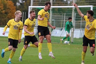 Fußball, Oberliga: Auerbachs Felix Hache lässt Spitzenreiter Magdeburg II nicht gewinnen - Felix Hache (Mitte) rettete dem VfB Auerbach mit seinem Ausgleichstreffer zum 2:2 beim Spitzenreiter 1. FC Magdeburg II einen wichtigen Zähler.