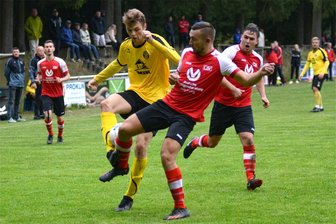 Fußball-Oberliga: Auswärtsstärke des VfB Auerbach ist kein Selbstläufer - Lucas Seidel (in Gelb, hier gegen Oberlungwitz), der gerade in der VfB-Reserve in der Landesklasse aushilft, ist aktuell der beste Schütze der Zweiten. Ist das vielleicht schon sein Ticket zurück in den Oberliga-Kader?