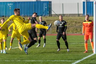 Fußball, Oberliga: Couragierter Marienberger Auftritt wird belohnt - Solch artistische Einlagen wie hier von Max Flade (l.) wurden belohnt. Gegen Freital holte Motor Marienberg einen Zähler.