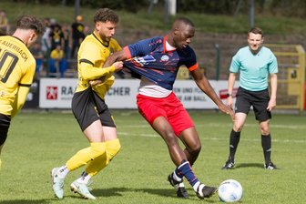 Fußball, Oberliga: Dem VfB Auerbach fehlt beim neuen Spitzenreiter nur die Kaltschnäuzigkeit - Der VfL zeigte den Auerbachern Grenzen auf. Berat Mert (links) probiert hier Exauce Bokunyungu von Halle den Ball abzunehmen.