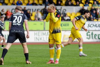 Fußball-Oberliga: Dem VFC Plauen droht das Abrutschen ins Mittelmaß - Der VFC Plauen vor dem gegnerischen Tor: Bisweilen ist das zum Haareraufen. Hier kann es Max Winter nicht fassen, dass er eine Großchance gegen Bautzen nicht verwertet hat.