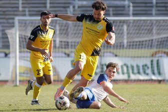 Fußball-Oberliga: Ein Innenverteidiger köpft den VFC Plauen zum knappen Heimsieg - Gabriel Michalek (Mitte) gelang am Samstag der entscheidende Treffer für den VFC Plauen im Heimspiel gegen Krieschow.