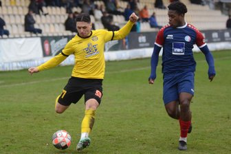 Fußball-Oberliga: Ersatz-Kapitän des VfB Auerbach zuversichtlich vor Auswärtsspiel in Stendal - Amer Kadric (am Ball, hier in der vergangenen Saison gegen Halle) wird auch in Stendal für Ondrej Brejcha als Kapitän einspringen.