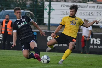 Fußball-Oberliga: Fernduell um die Tabellenführung - Tom Fischer (links) erzielte in der vergangenen Woche das erste Saisontor für den VFC Plauen, das nicht von einem Sommerzugang kam. Auerbachs Paul Kämpf (rechts) soll trotz aller Rivalität aus Plauener Sicht mit seinem VfB gern bei Magdeburg II gewinnen, dass der VFC auf Platz 1 springen kann.