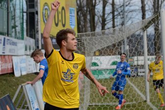 Fußball-Oberliga: Früher Seidel-Treffer sorgt für Auerbacher Heimsieg - Lucas Seidel jubelt nach dem 1:0-Siegtor für den VfB.