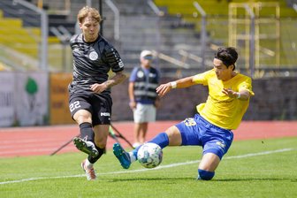 Fußball-Oberliga: Für den VFC Plauen hingen die Trauben in Stendal schon immer hoch - Das 1:1 gegen Lok Leipzig war für den VFC Plauen das Highlight der Vorbereitung. Im Bild Plauens Valentino Schubert (links) gegen den Leipziger Min-Gi Kang.