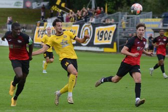 Fußball-Oberliga: Joker-Tor und verschossener Elfmeter sorgen beim VfB Auerbach für gemischte Gefühle - Der eingewechselte Charlie Spranger (Mitte) bescherte Auerbach mit seinem Ausgleichstor am Samstag einen Punktgewinn. Mit dem ersten Heimsieg der Saison wurde es jedoch nichts.