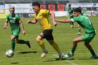 Fußball-Oberliga: Klappt es mit dem ersten Heimdreier für den VfB Auerbach? - Amer Kadric (Mitte) ist am Samstag Kapitän des VfB Auerbach.