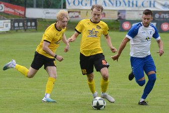 Fußball-Oberliga: Läuft der VfB Auerbach dem VfB Empor Glauchau ins offene Messer? - Auerbach (hier mit Tim Kaiser/links und Louis Schmidt/Mitte) und Glauchau (Domenic Knoll/rechts) sind bereits in mehreren Freundschaftsspielen aufeinandergetroffen. Dabei siegten meist die bis dahin eine Liga höher kickenden Vogtländer. Am Samstag gibt es erstmals ein Oberliga-Duell zwischen den Teams.