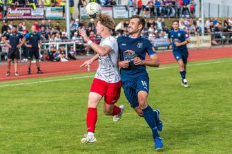 Fußball-Oberliga: Marienbergs Trainer fordert ein Umdenken seiner Elf - Auf Zweikämpfe – so wie hier zwischen Max Flade (r.) und Robert Pessel vom VfL Halle – kommt es auch am Samstag an.