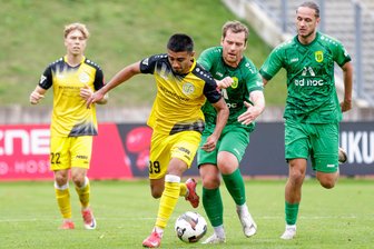 Fußball-Oberliga: Nur ein Punkt für den VFC Plauen - Amaar Yousaf Hussain behauptet den Ball gegen den Rudolstädter Maximilian Schlegel.