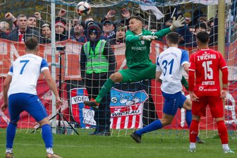 Fußball-Oberliga: Reiht sich der VfB Empor Glauchau in eine Liste mit dem 1. FC Kaiserslautern ein? - Vor einem Jahr erzielte Marcin Sieber (Nummer 31) im Sachsenpokal per Kopf das 1:0 für Glauchau gegen den FSV Zwickau. Mitte November kommt es zur Neuauflage der Achtelfinal-Partie.