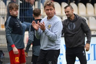 Fußball-Oberliga: Spätes Gegentor kostet den VfB Auerbach Punkte - Für VfB-Coach Sven Köhler (Archivbild) und sein Team sah es am Samstagnachmittag bis zum Ende der regulären Spielzeit nach einem knappen Heimerfolg aus. Dann schlugen die Gäste doch noch eiskalt zu.