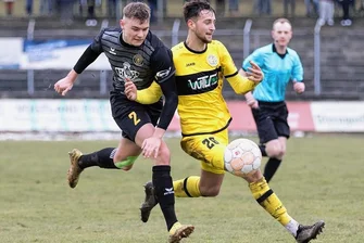 Fußball-Oberliga: Spielplan für VFC Plauen und VfB Auerbach steht fest - Das erste Vogtland-Derby der neuen Saison zwischen dem VfB Auerbach (Pascal Holger Schardt, links) und dem VFC Plauen (Charlie Spranger, rechts) findet am Wochenende 19./20. August in Auerbach statt.