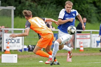 Fußball-Oberliga: Stimmen und Erkenntnisse zur 0:3-Niederlage des VfB Empor Glauchau gegen den VfB Krieschow - Luis Werrmann (r.), der in dieser Szene Lucas Grimm aussteigen lässt, und seine Teamkameraden vom VfB Empor erspielten sich gegen Krieschow einige Torchancen, die jedoch ungenutzt blieben.