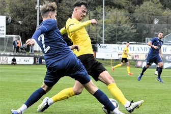 Fußball-Oberliga: Über Weiterentwicklung beim VfB Auerbach - Felix Hache (rechts) war gegen Sandersdorf der beste Auerbacher Spieler.