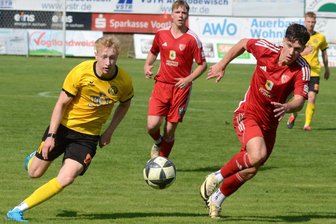 Fußball-Oberliga: VfB Auerbach bleibt in der Spur - Auerbachs Tim Kaiser (links) im Laufduell mit dem Ludwigsfelder Robin Fuhrmann.