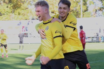 Fußball-Oberliga: VfB Auerbach dreht nach der Pause auf - Cedric Graf, Torschütze zum 1:0, lässt sich von Ben Bauer feiern.