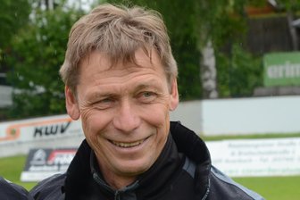 Fußball-Oberliga: VfB Auerbach holt sich gegen den Liga-Neuling die ersten Saisonzähler - Der Auerbacher Trainer Sven Köhler hat wieder etwas Lächeln zurückgewonnen.