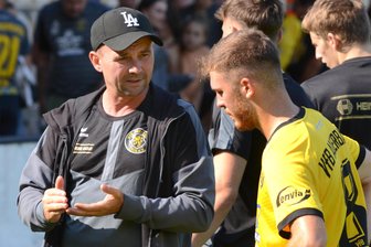 Fußball-Oberliga: VfB Auerbach kann sich keine Fehler leisten - VfB-Sportchef Uwe Kramer freut sich, dass Dario Tomoski (rechts), ebenso wie Amer Kadric und Cedric Graf, wieder eingreifen kann.