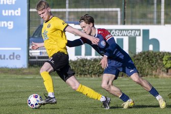 Fußball-Oberliga: VfB Auerbach nimmt in Halle eindrucksvoll Revanche - Auerbachs Cedric Graf (links) traf für den VfB dreifach. Rechts der Hallenser Josua Felipe Frühauf.