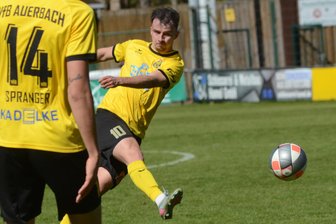 Fußball, Oberliga: VfB Auerbach sichert sich mit spätem Ausgleich verdienten Punkt - In dieser Szene traf Felix Hache nur ans Lattenkreuz, wenig später erzielte er das 1:1 für den VfB Auerbach.