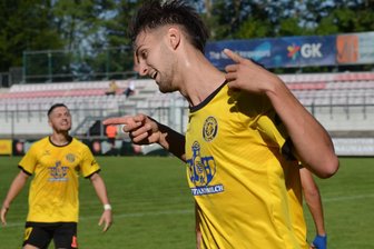 Fußball-Oberliga: VfB Auerbach sorgt bei Fans für emotionale Achterbahnfahrt - Auerbachs Charlie Spranger jubelt nach seinem 2:1-Siegestreffer.