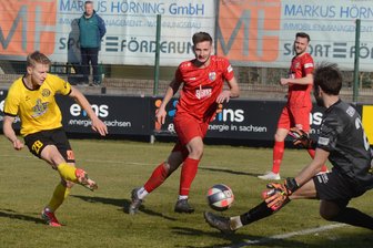 Fußball-Oberliga: VfB Auerbach trotzt im Heimspiel erfolgreich den Personalsorgen - Max Roscher (links) gelang kurz nach der Pause am Samstag das 2:0 für den VfB Auerbach gegen Grimma.