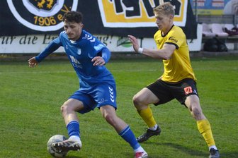 Fußball-Oberliga: VfB Auerbach verteidigt solide und nutzt seine Chancen - Max Roscher (rechts), hier im Heimspiel gegen den 1. FC Magdeburg II, sorgte am Samstag für die Entscheidung beim Auerbacher Sieg in Stahnsdorf.