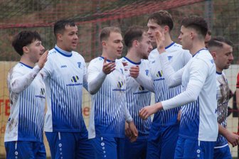Fußball-Oberliga: VfB Empor Glauchau jubelt nach Riesen-Auftritt bei Lok Stendal - Doppeltorschütze Randolf Riesen (links) und seine Mitspieler des VfB Empor Glauchau hatten in Stendal Grund zur Freude.