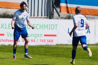 Fußball, Oberliga: VfB Empor Glauchau steht kurz vor dem Klassenerhalt - Richard Rühling (l.) jubelt nach dem 1:0 für den VfB Empor Glauchau am Sonntag in Bischofswerda.