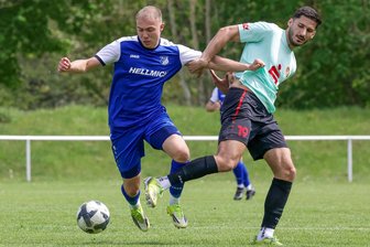 Fußball-Oberliga: VfB Empor Glauchau zeigt es den Skeptikern - Luis Werrmann (l.), der hier den Ball gegen Stendals Florian Stark behauptet, stellte mit seinem elften Tor die Weichen für den zehnten und entscheidenden Saisonsieg des VfB Empor Glauchau.