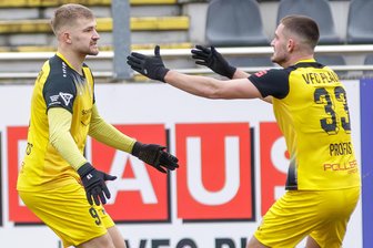 Fußball-Oberliga: VFC Plauen dreht Spiel gegen 1. FC Lok Stendal in zwölf Minuten - Johan Martynets (links) brachte die Plauener mit dem Treffer zum 1:1 in die Spur. Tyron Profis gratuliert und traf später zum 4:1-Endstand.