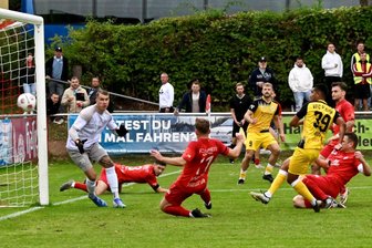 Fußball-Oberliga: VFC Plauen feiert nach starker Wende wieder auswärts - Der Moment der Entscheidung: Amaar Yousaf Hussain (Nr. 39) netzt zum 2:1 für die Plauener ein.